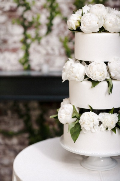 7 White Wedding Cakes that Prove Classic is Best